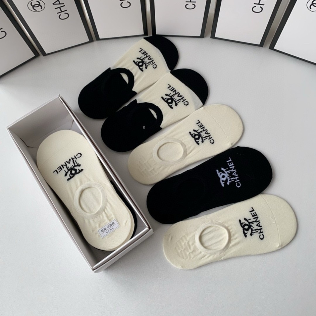  💛配专柜包装
Chanel（香奈儿）新款船袜堆堆袜袜子！一盒五双，专柜同步筒袜袜子，💛大牌出街，潮人必