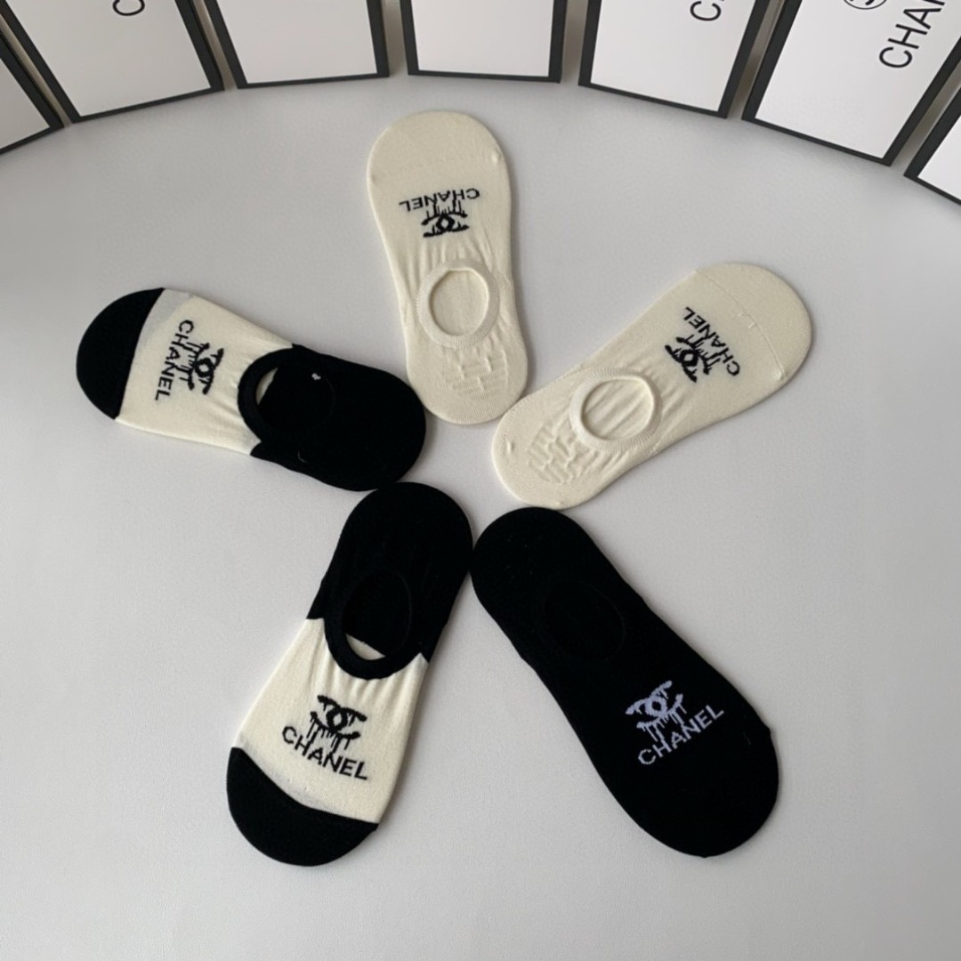  💛配专柜包装
Chanel（香奈儿）新款船袜堆堆袜袜子！一盒五双，专柜同步筒袜袜子，💛大牌出街，潮人必