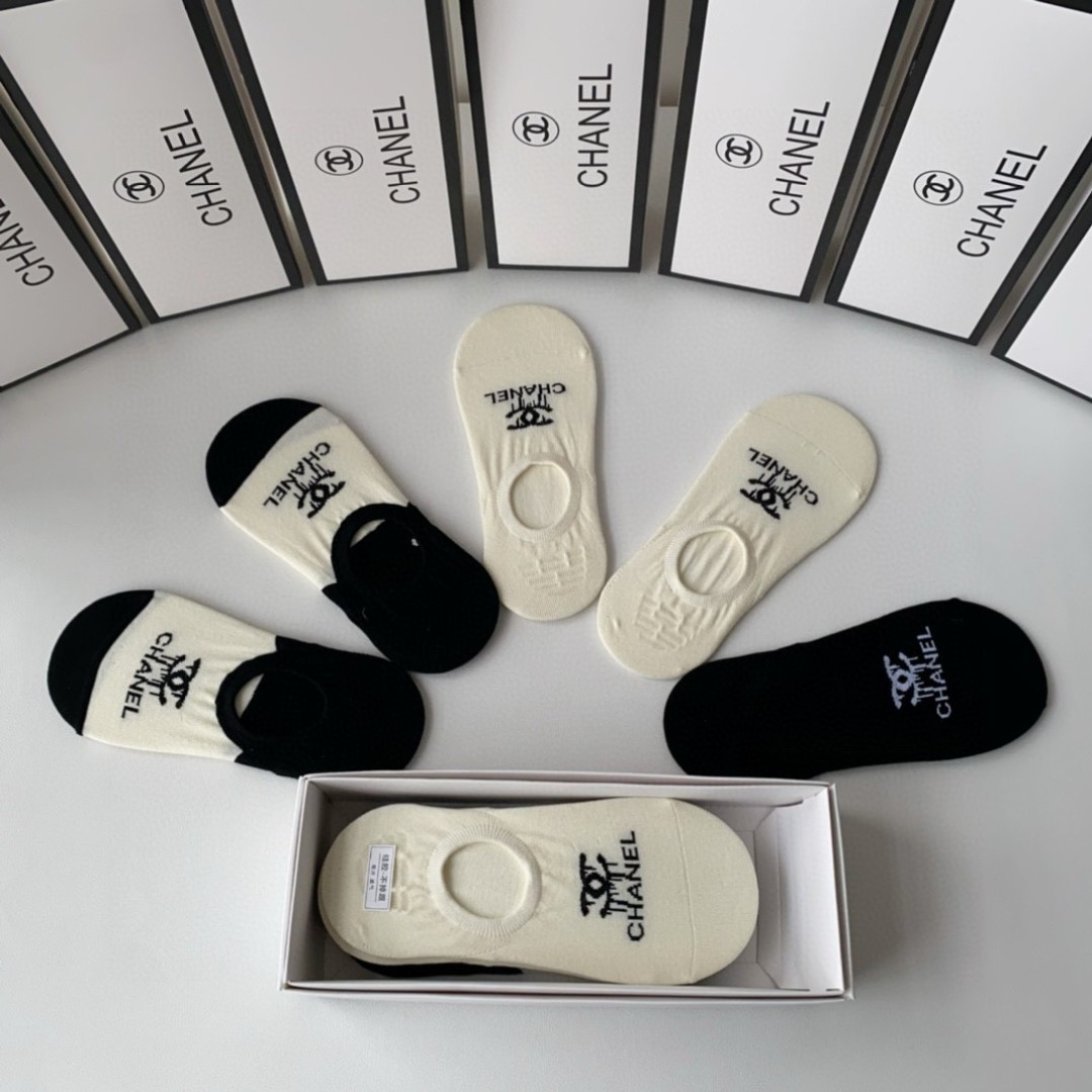  💛配专柜包装
Chanel（香奈儿）新款船袜堆堆袜袜子！一盒五双，专柜同步筒袜袜子，💛大牌出街，潮人必