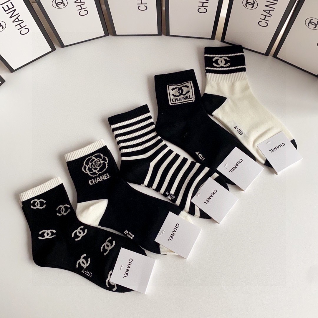  💛配专柜包装
Chanel（香奈儿）新款中长款堆堆袜袜子！一盒五双，专柜同步筒袜袜子，💛大牌出街，潮人
