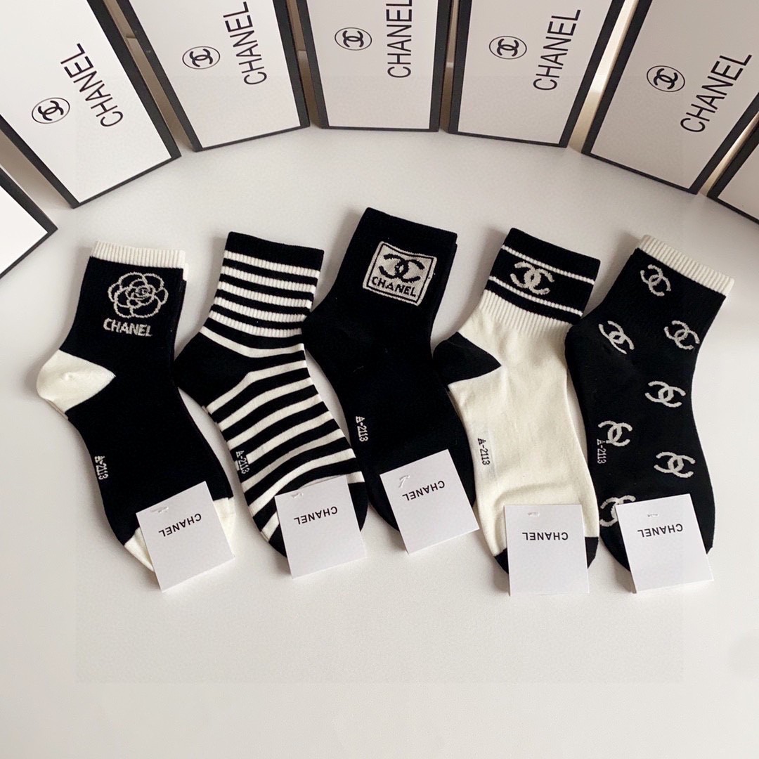  💛配专柜包装
Chanel（香奈儿）新款中长款堆堆袜袜子！一盒五双，专柜同步筒袜袜子，💛大牌出街，潮人