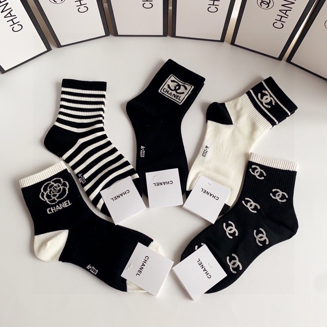  💛配专柜包装
Chanel（香奈儿）新款中长款堆堆袜袜子！一盒五双，专柜同步筒袜袜子，💛大牌出街，潮人