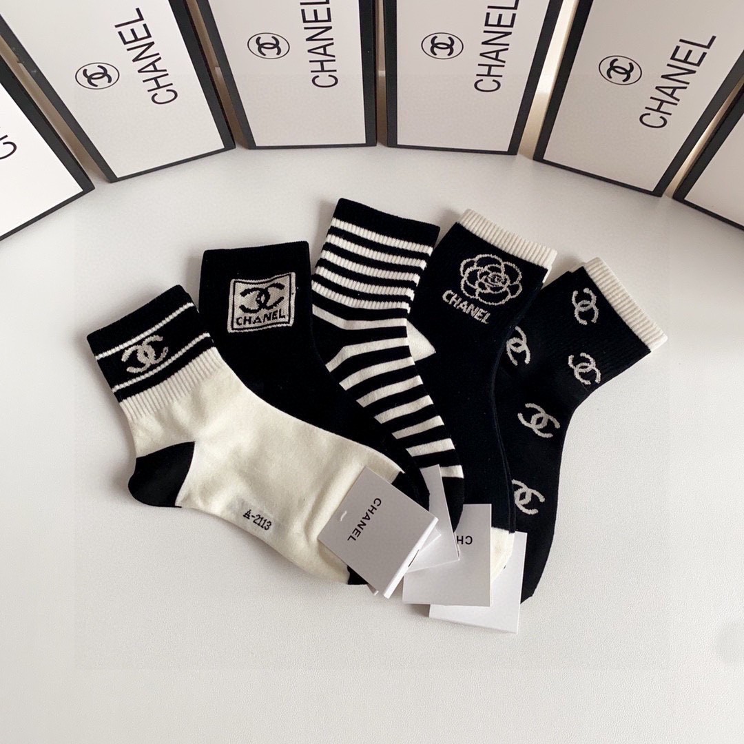  💛配专柜包装
Chanel（香奈儿）新款中长款堆堆袜袜子！一盒五双，专柜同步筒袜袜子，💛大牌出街，潮人
