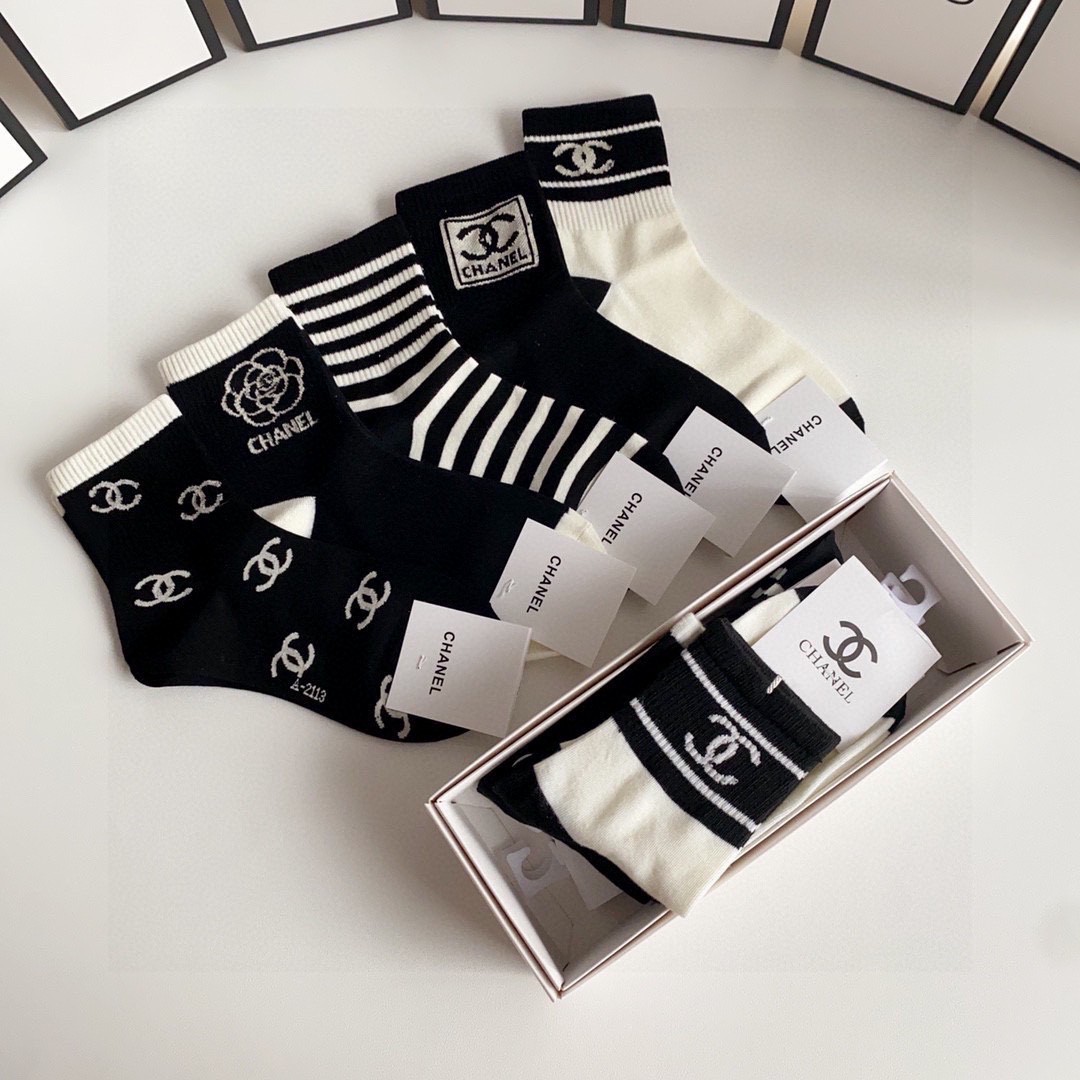  💛配专柜包装
Chanel（香奈儿）新款中长款堆堆袜袜子！一盒五双，专柜同步筒袜袜子，💛大牌出街，潮人