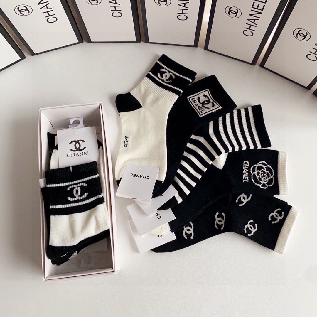  💛配专柜包装
Chanel（香奈儿）新款中长款堆堆袜袜子！一盒五双，专柜同步筒袜袜子，💛大牌出街，潮人