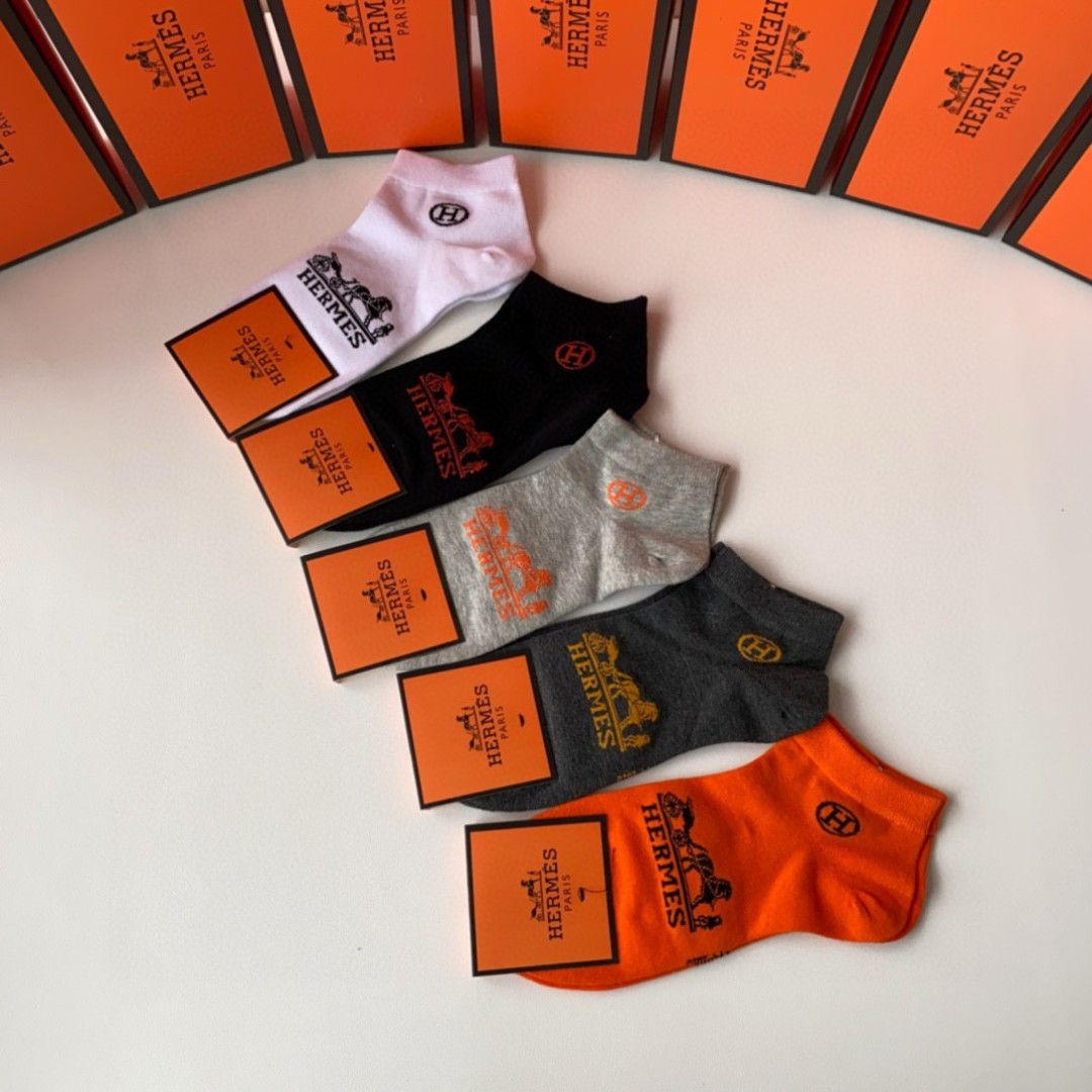 💛配专柜包装
Hermes （爱马仕）新款中短款堆堆袜袜子！一盒五双，专柜同步筒袜袜子，💛大牌出街，潮人
