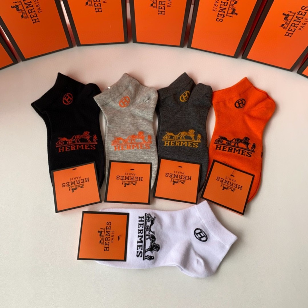 💛配专柜包装
Hermes （爱马仕）新款中短款堆堆袜袜子！一盒五双，专柜同步筒袜袜子，💛大牌出街，潮人