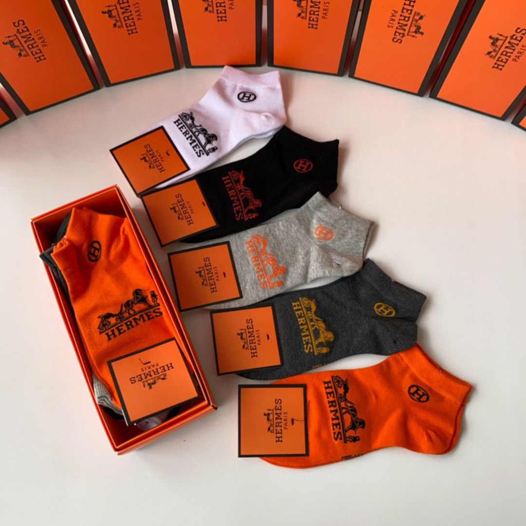 💛配专柜包装
Hermes （爱马仕）新款中短款堆堆袜袜子！一盒五双，专柜同步筒袜袜子，💛大牌出街，潮人
