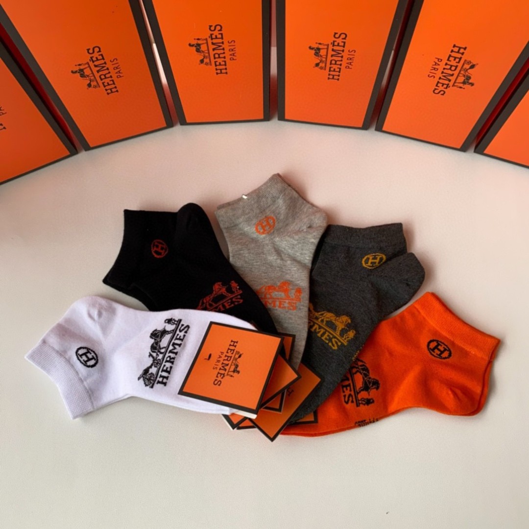 💛配专柜包装
Hermes （爱马仕）新款中短款堆堆袜袜子！一盒五双，专柜同步筒袜袜子，💛大牌出街，潮人