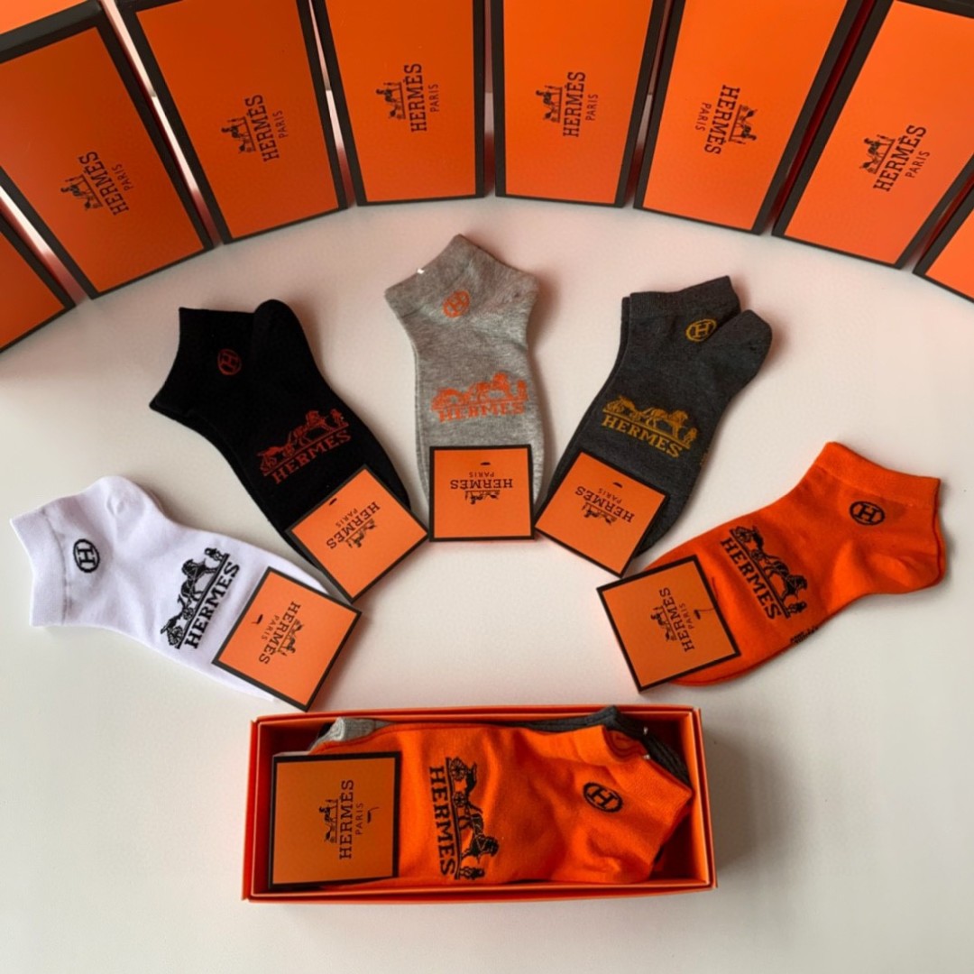 💛配专柜包装
Hermes （爱马仕）新款中短款堆堆袜袜子！一盒五双，专柜同步筒袜袜子，💛大牌出街，潮人