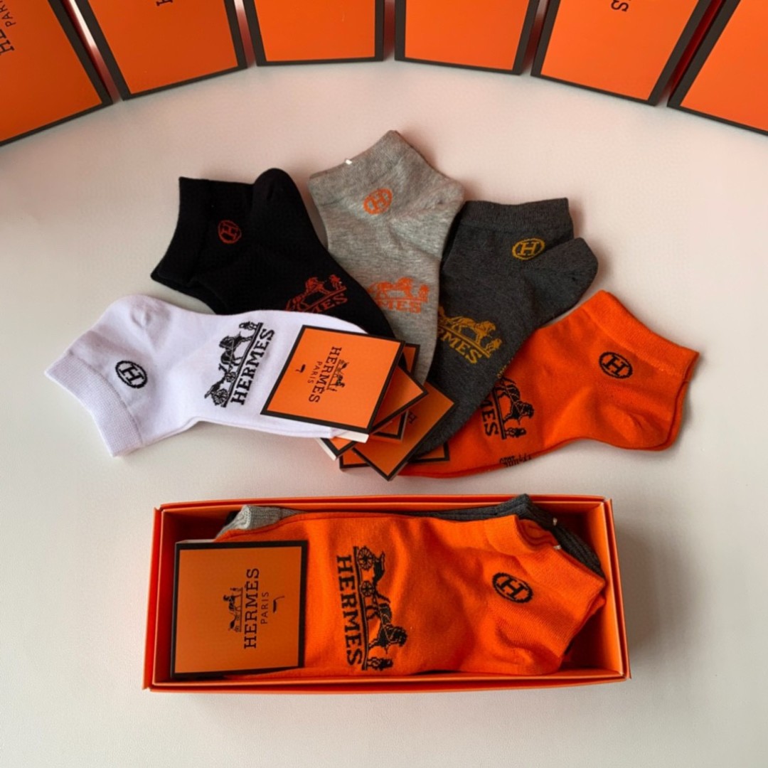💛配专柜包装
Hermes （爱马仕）新款中短款堆堆袜袜子！一盒五双，专柜同步筒袜袜子，💛大牌出街，潮人