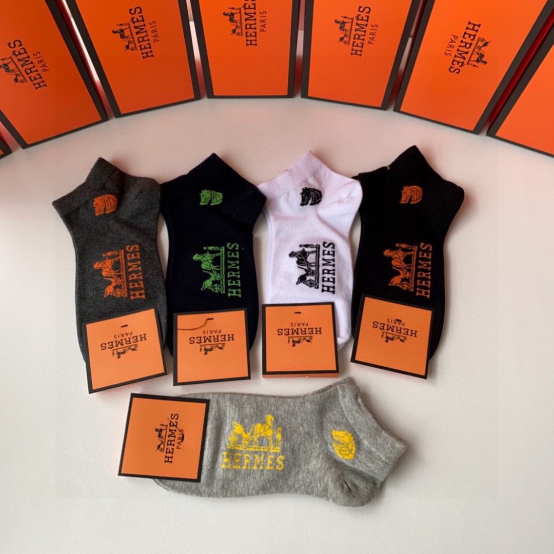 💛配专柜包装
Hermes （爱马仕）新款中短款堆堆袜袜子！一盒五双，专柜同步筒袜袜子，💛大牌出街，潮人