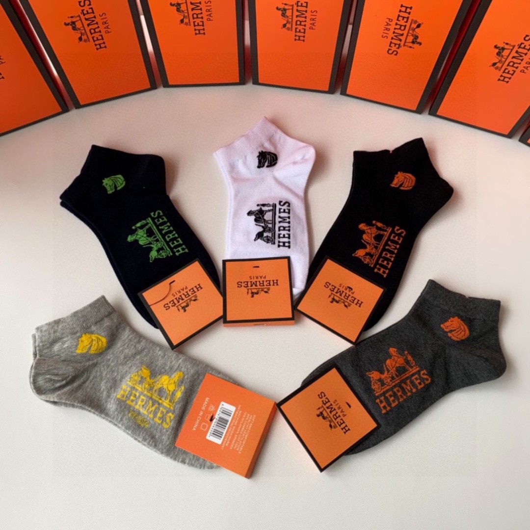 💛配专柜包装
Hermes （爱马仕）新款中短款堆堆袜袜子！一盒五双，专柜同步筒袜袜子，💛大牌出街，潮人
