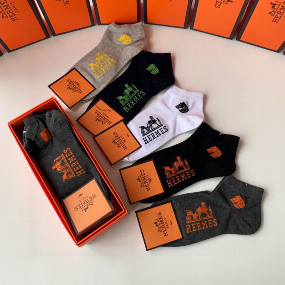 💛配专柜包装
Hermes （爱马仕）新款中短款堆堆袜袜子！一盒五双，专柜同步筒袜袜子，💛大牌出街，潮人