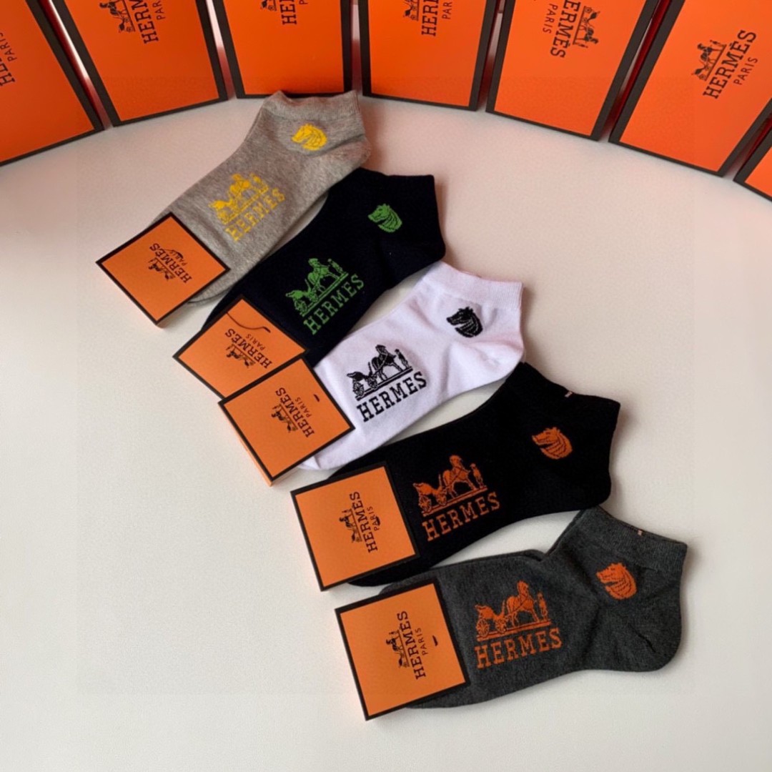 💛配专柜包装
Hermes （爱马仕）新款中短款堆堆袜袜子！一盒五双，专柜同步筒袜袜子，💛大牌出街，潮人