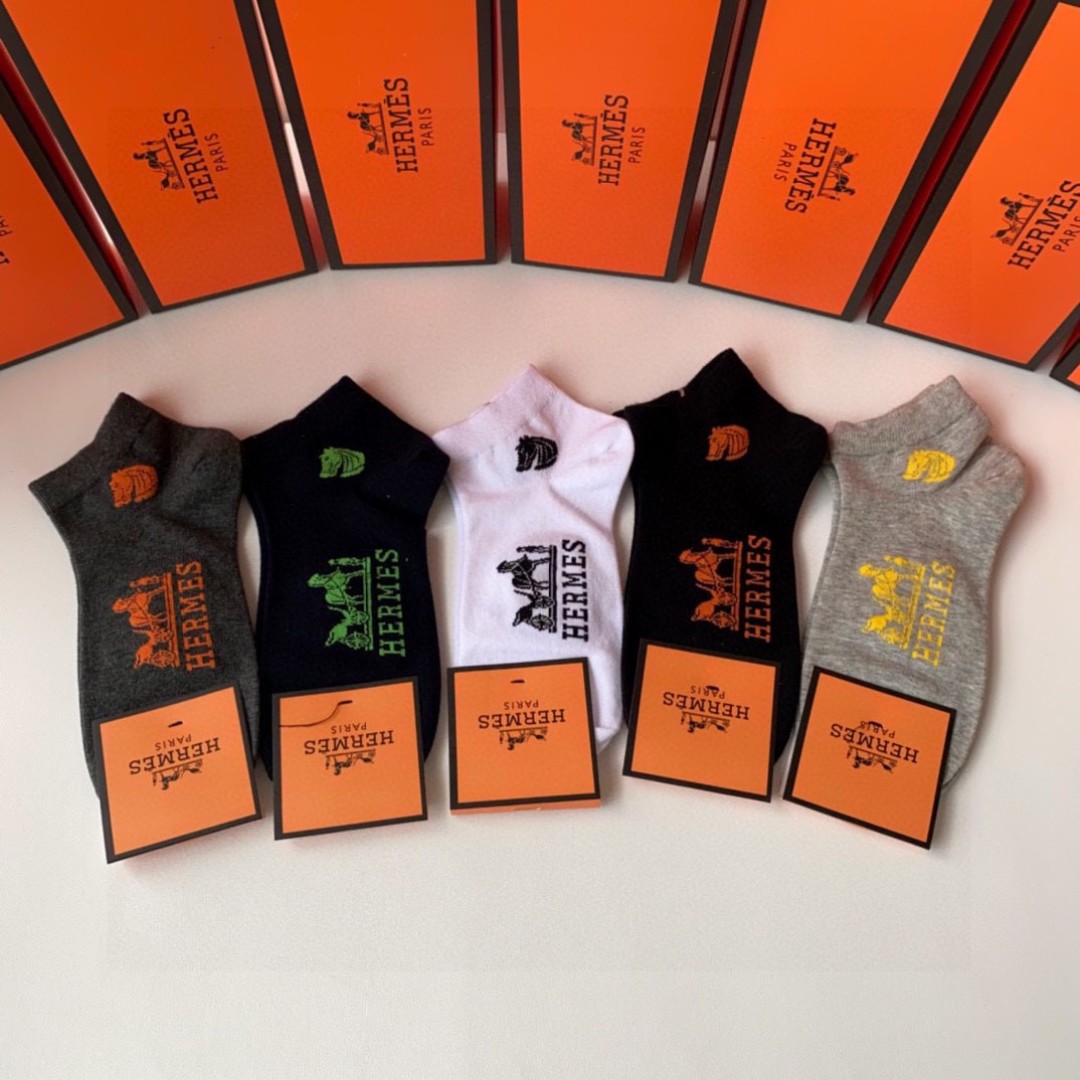 💛配专柜包装
Hermes （爱马仕）新款中短款堆堆袜袜子！一盒五双，专柜同步筒袜袜子，💛大牌出街，潮人