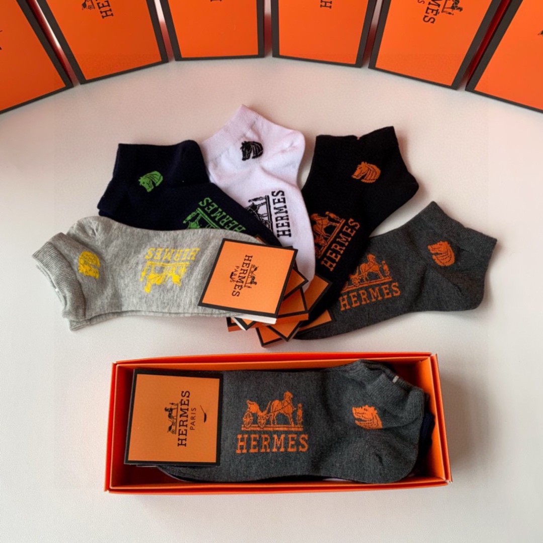 💛配专柜包装
Hermes （爱马仕）新款中短款堆堆袜袜子！一盒五双，专柜同步筒袜袜子，💛大牌出街，潮人