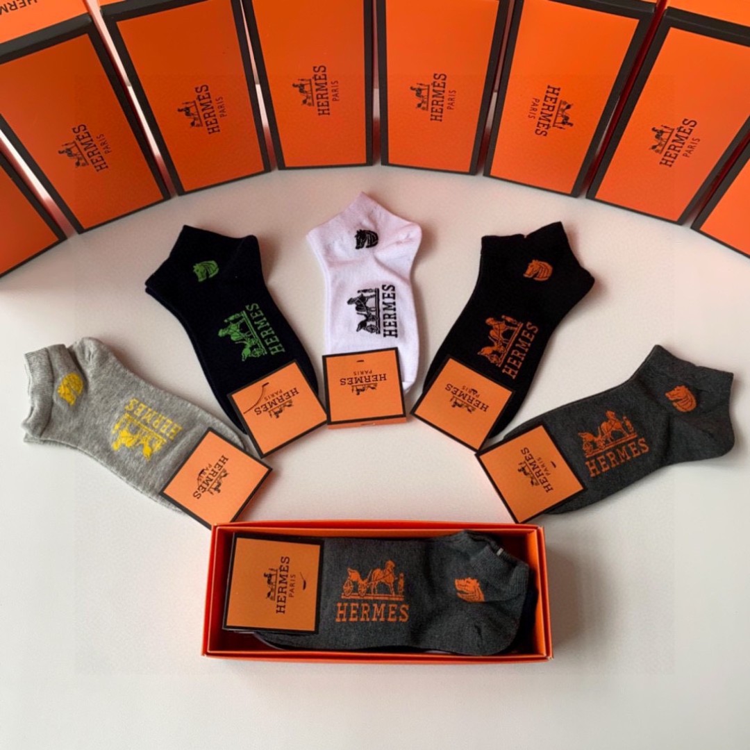 💛配专柜包装
Hermes （爱马仕）新款中短款堆堆袜袜子！一盒五双，专柜同步筒袜袜子，💛大牌出街，潮人
