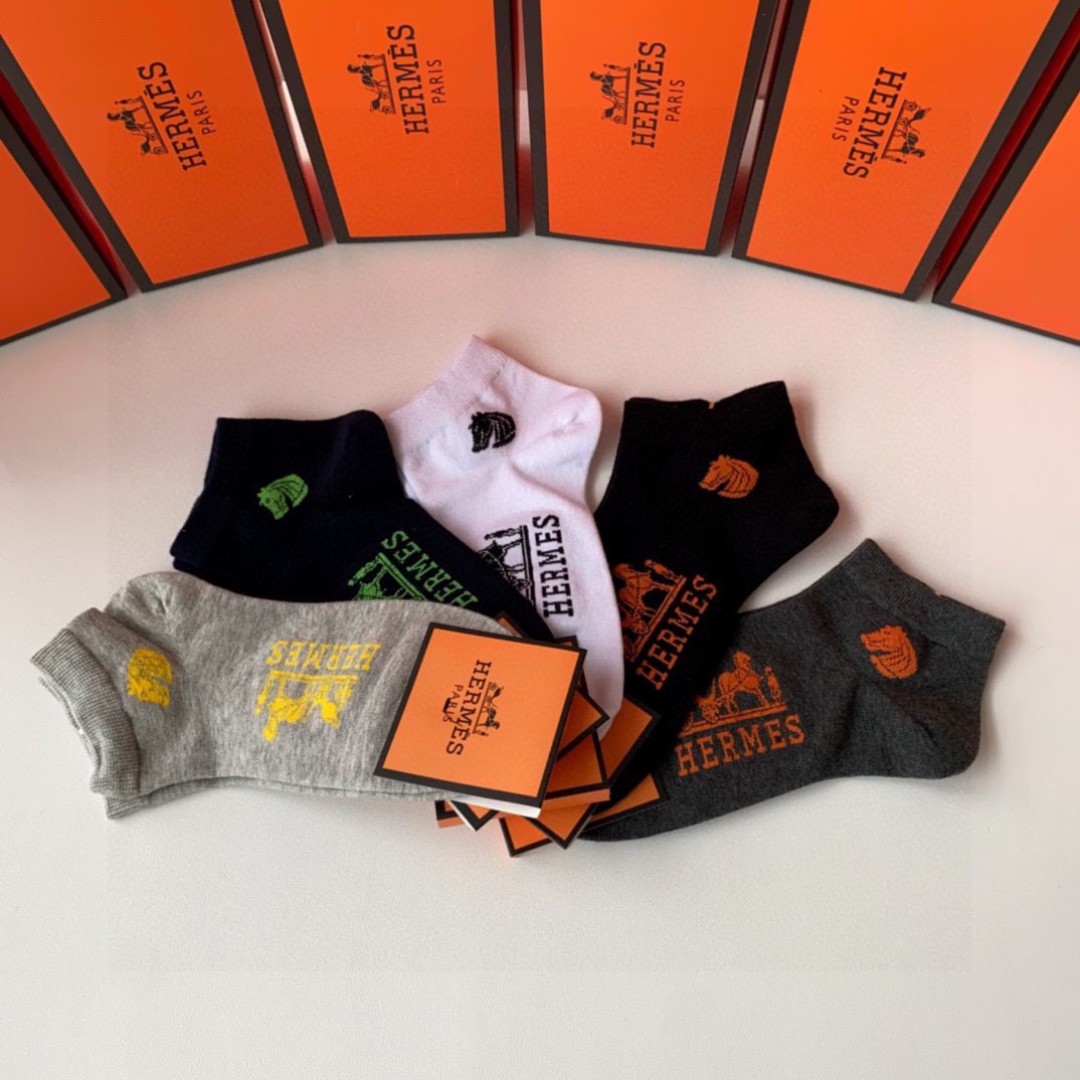 💛配专柜包装
Hermes （爱马仕）新款中短款堆堆袜袜子！一盒五双，专柜同步筒袜袜子，💛大牌出街，潮人