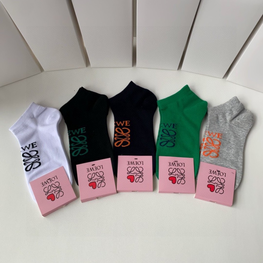  💛配专柜包装
LOEWE（罗意威）新款短袜堆堆袜袜子！一盒五双，专柜同步筒袜袜子，大牌出街，潮人必备。