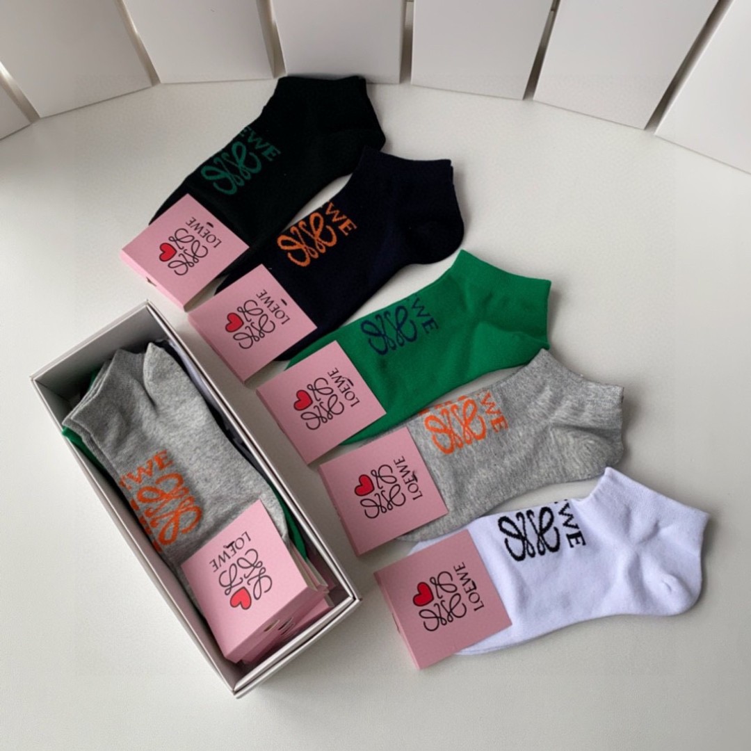  💛配专柜包装
LOEWE（罗意威）新款短袜堆堆袜袜子！一盒五双，专柜同步筒袜袜子，大牌出街，潮人必备。