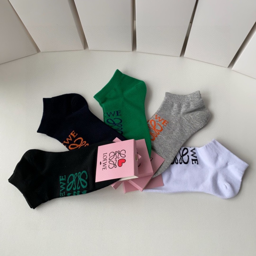  💛配专柜包装
LOEWE（罗意威）新款短袜堆堆袜袜子！一盒五双，专柜同步筒袜袜子，大牌出街，潮人必备。
