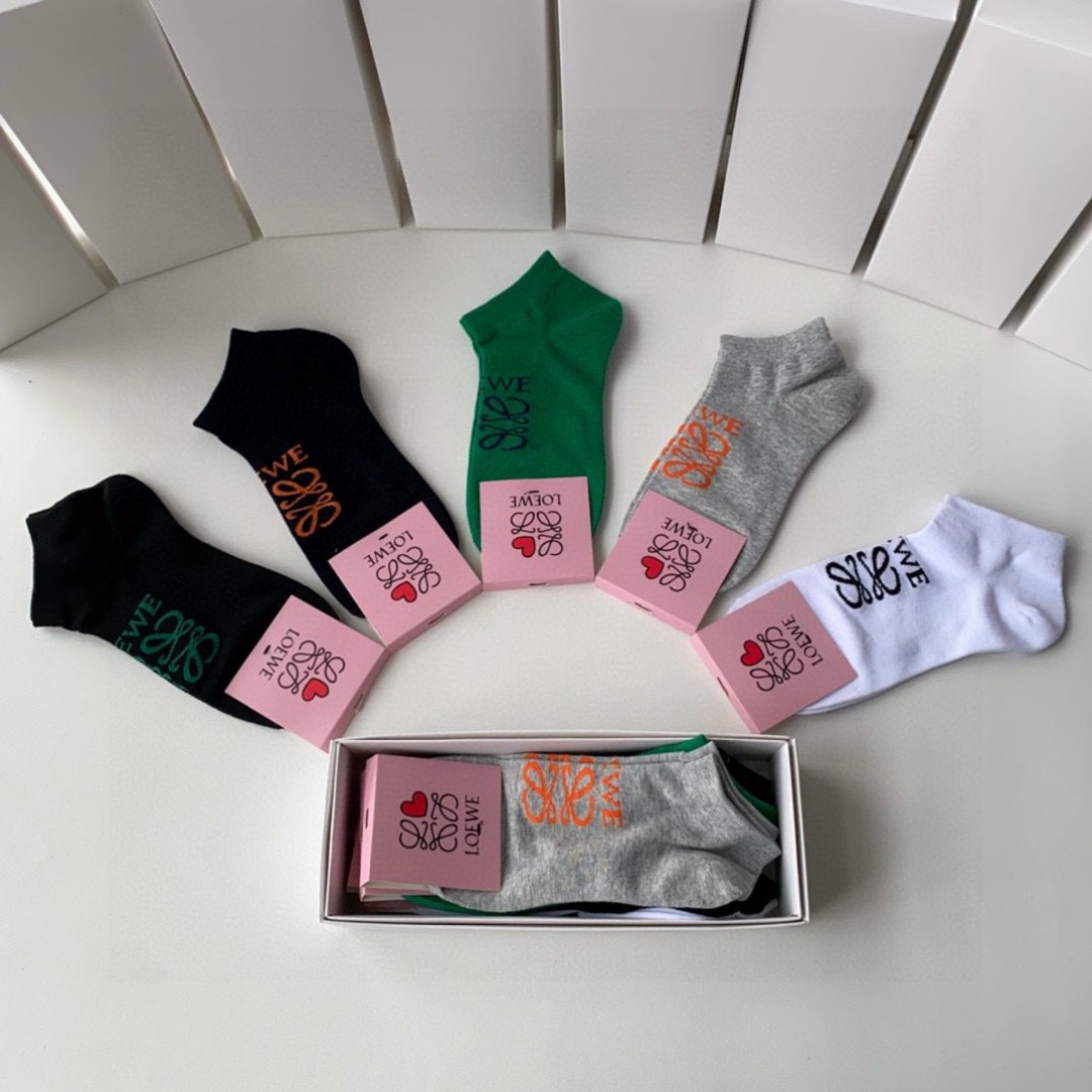  💛配专柜包装
LOEWE（罗意威）新款短袜堆堆袜袜子！一盒五双，专柜同步筒袜袜子，大牌出街，潮人必备。