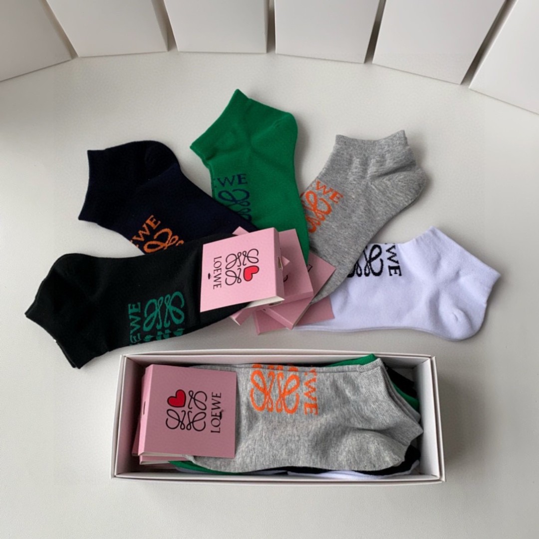  💛配专柜包装
LOEWE（罗意威）新款短袜堆堆袜袜子！一盒五双，专柜同步筒袜袜子，大牌出街，潮人必备。