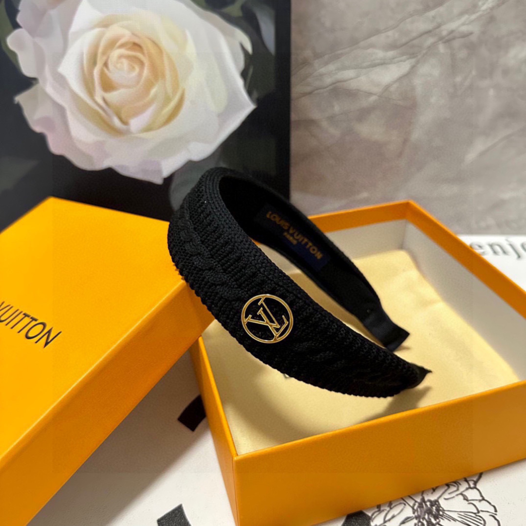  配专柜包装
LV（路易威登）最新高工发箍
小仙女快入手
特殊材质 不嘞头
可盐可甜～