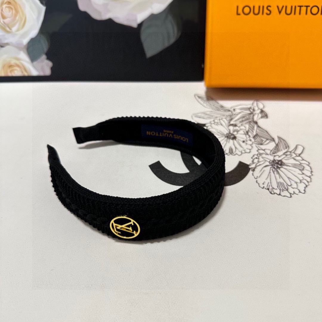  配专柜包装
LV（路易威登）最新高工发箍
小仙女快入手
特殊材质 不嘞头
可盐可甜～