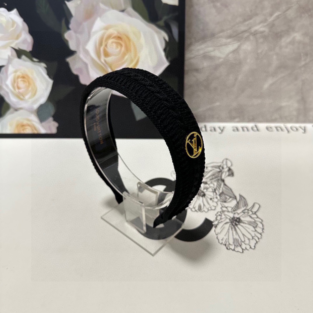  配专柜包装
LV（路易威登）最新高工发箍
小仙女快入手
特殊材质 不嘞头
可盐可甜～