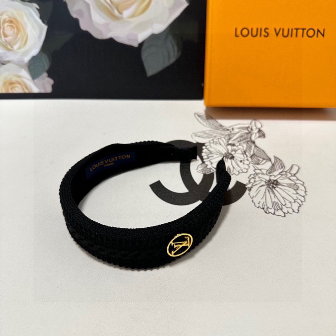  配专柜包装
LV（路易威登）最新高工发箍
小仙女快入手
特殊材质 不嘞头
可盐可甜～