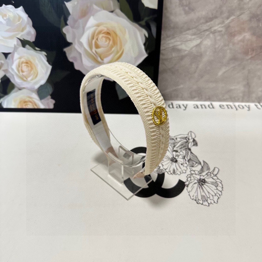  配专柜包装
LV（路易威登）最新高工发箍
小仙女快入手
特殊材质 不嘞头
可盐可甜～