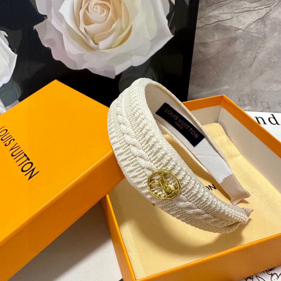  配专柜包装
LV（路易威登）最新高工发箍
小仙女快入手
特殊材质 不嘞头
可盐可甜～