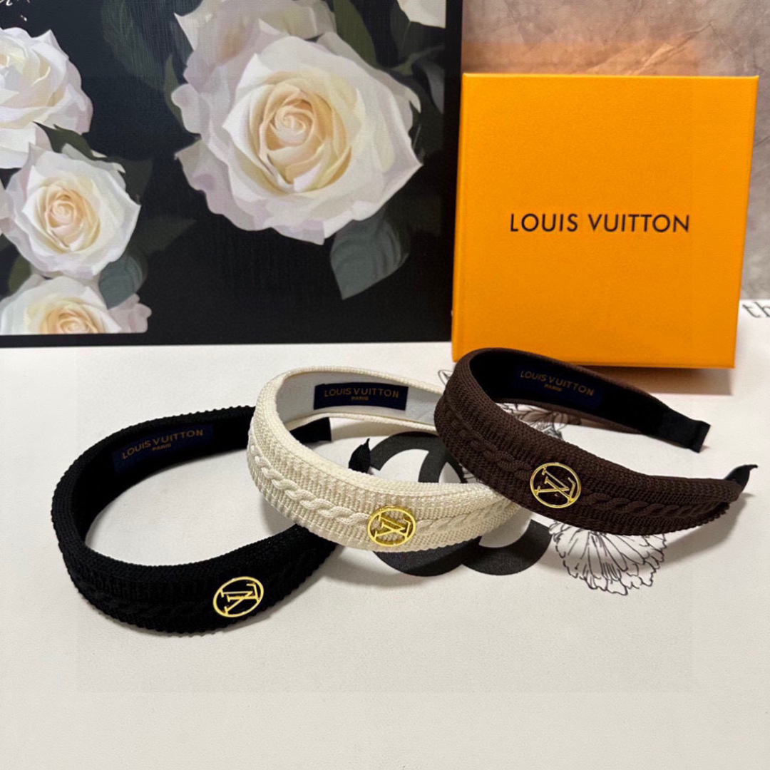  配专柜包装
LV（路易威登）最新高工发箍
小仙女快入手
特殊材质 不嘞头
可盐可甜～