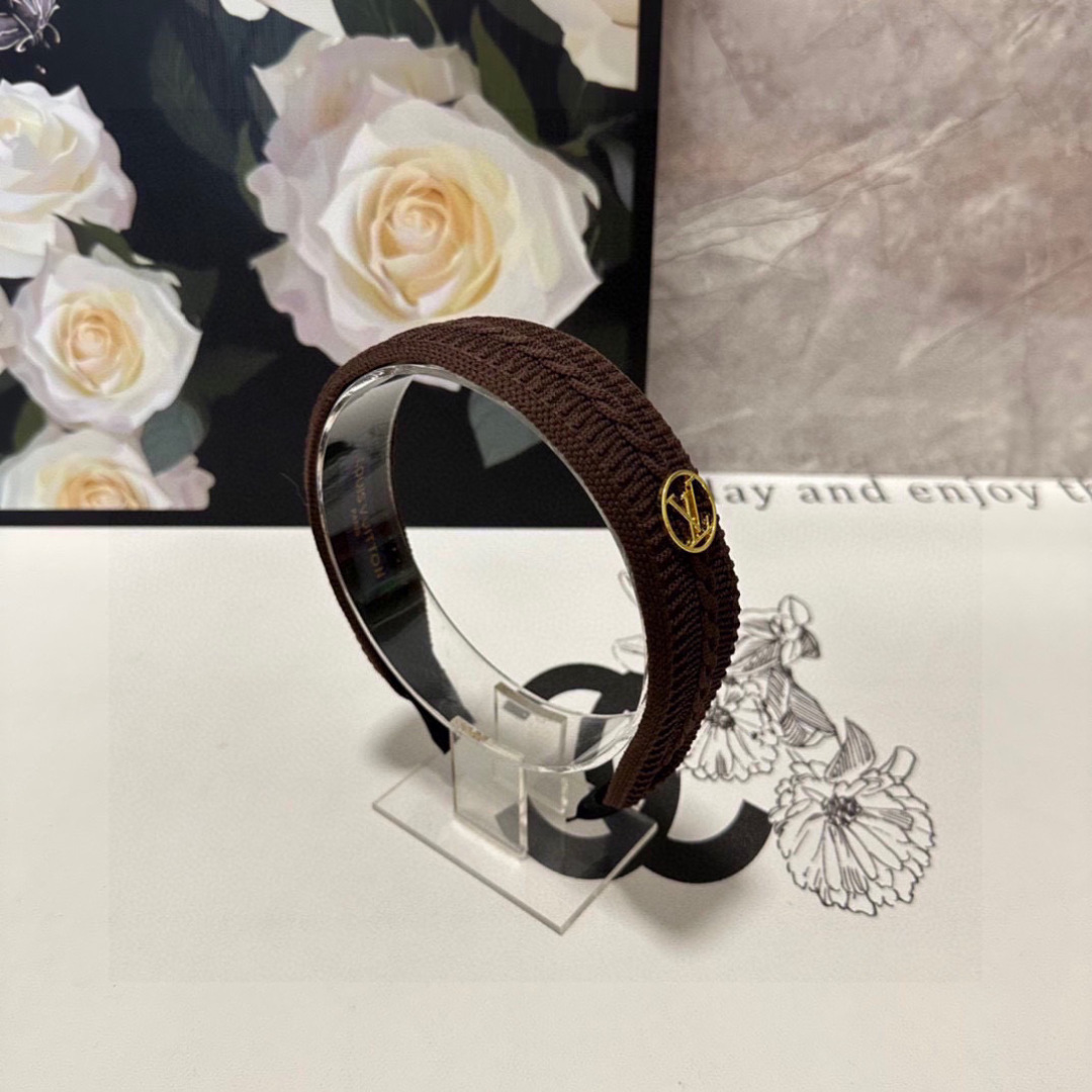  配专柜包装
LV（路易威登）最新高工发箍
小仙女快入手
特殊材质 不嘞头
可盐可甜～