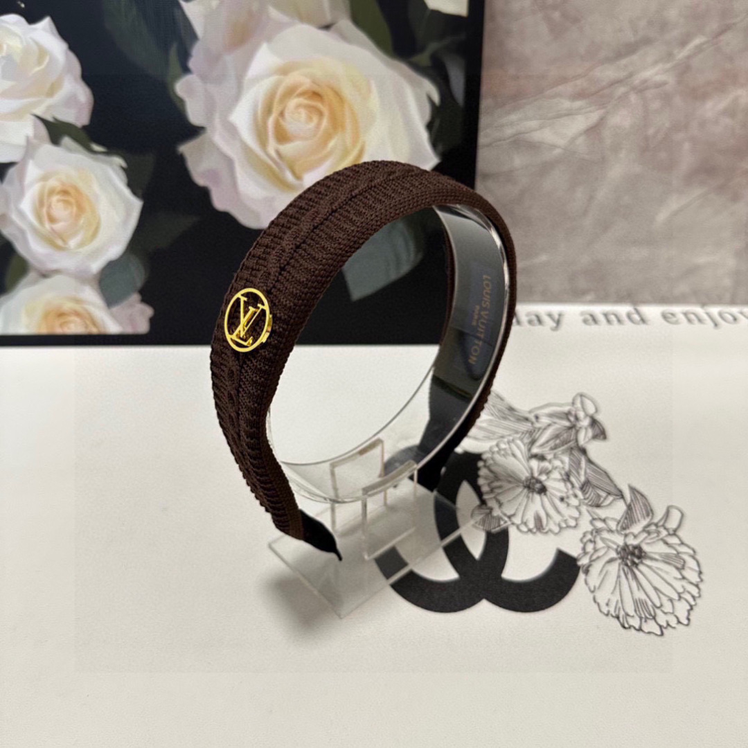  配专柜包装
LV（路易威登）最新高工发箍
小仙女快入手
特殊材质 不嘞头
可盐可甜～