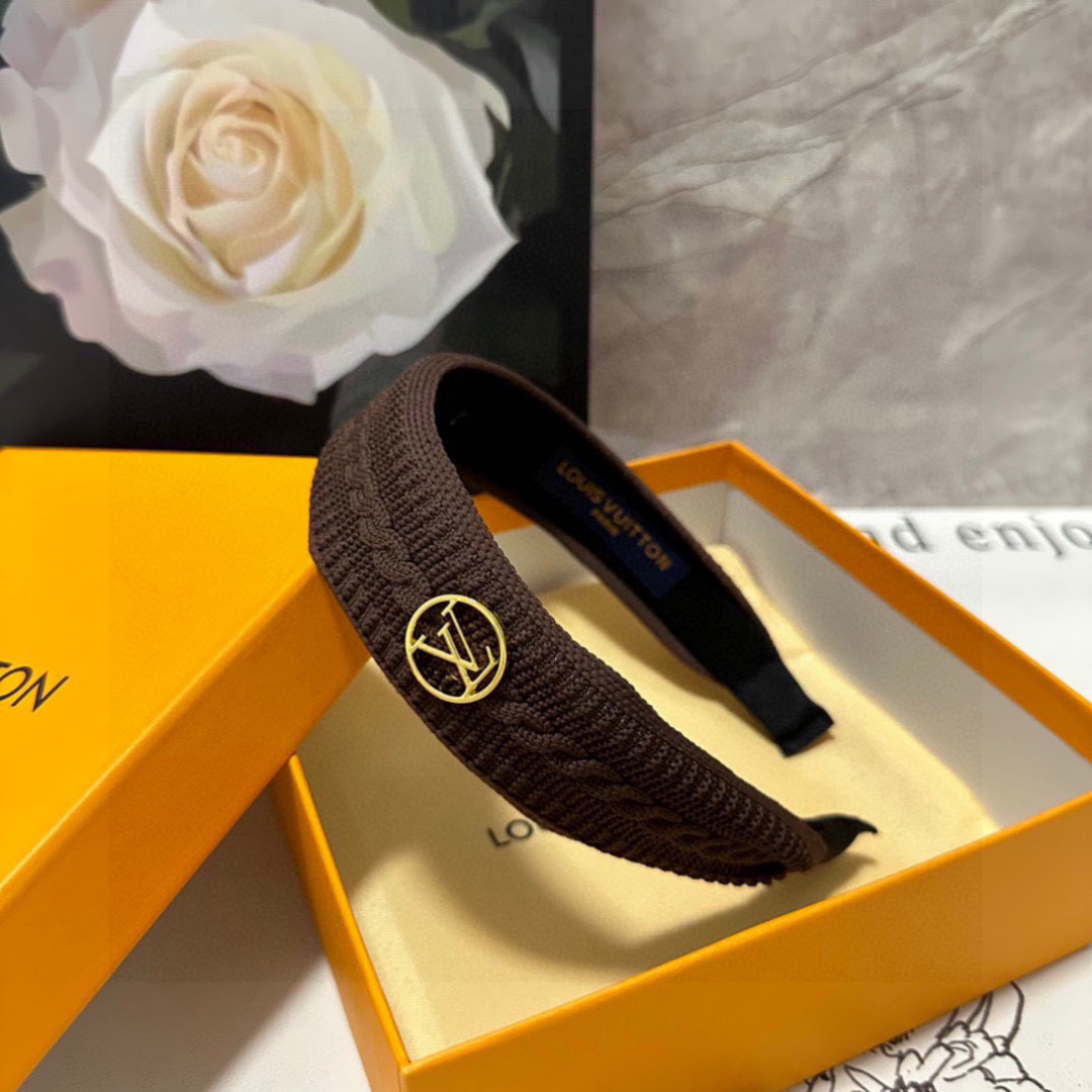  配专柜包装
LV（路易威登）最新高工发箍
小仙女快入手
特殊材质 不嘞头
可盐可甜～
