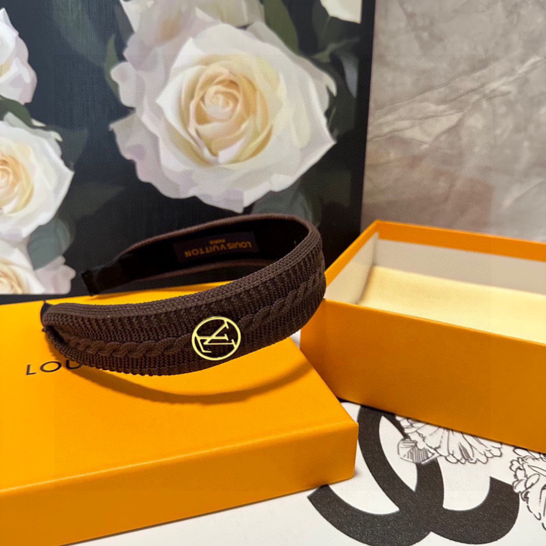  配专柜包装
LV（路易威登）最新高工发箍
小仙女快入手
特殊材质 不嘞头
可盐可甜～
