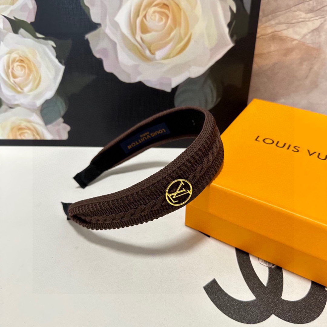  配专柜包装
LV（路易威登）最新高工发箍
小仙女快入手
特殊材质 不嘞头
可盐可甜～