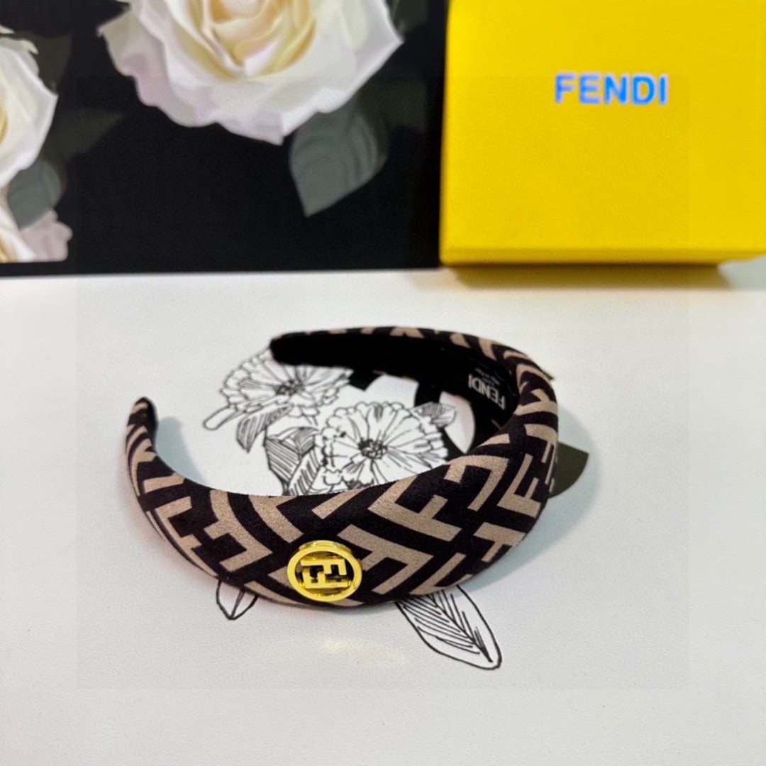  配专柜包装
FENDI（芬迪）最新FF发箍
小仙女快入手
特殊材质 不嘞头
可盐可甜～