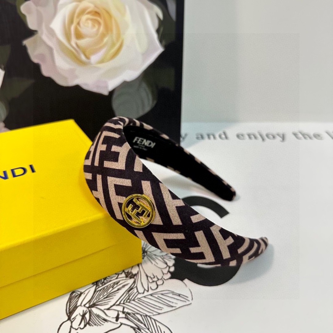  配专柜包装
FENDI（芬迪）最新FF发箍
小仙女快入手
特殊材质 不嘞头
可盐可甜～
