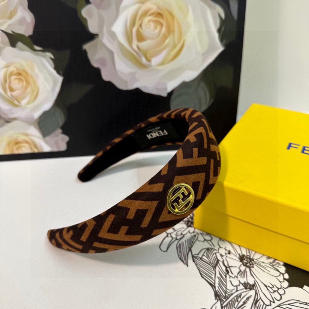 配专柜包装
FENDI（芬迪）最新FF发箍
小仙女快入手
特殊材质 不嘞头
可盐可甜～