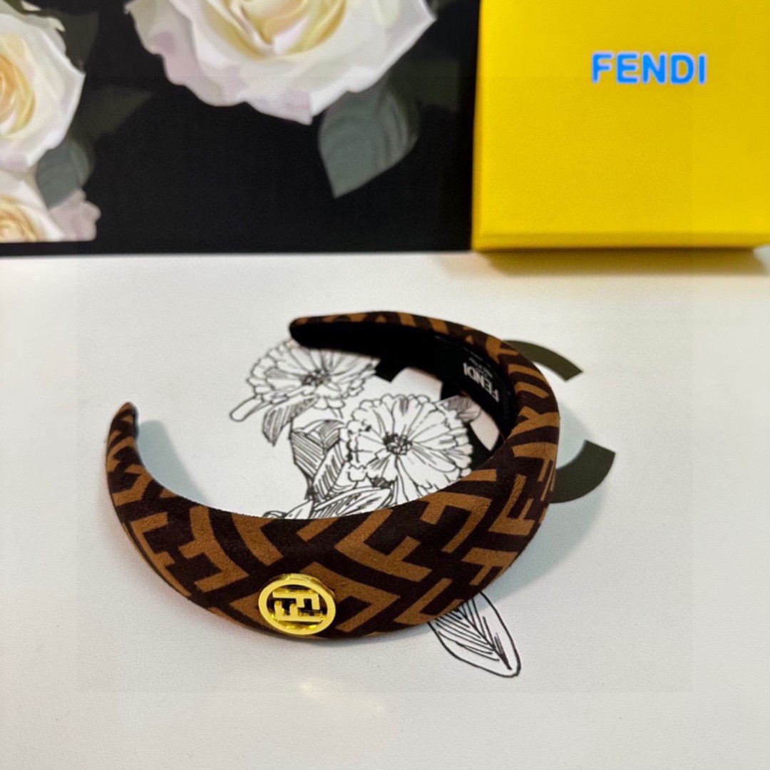 配专柜包装
FENDI（芬迪）最新FF发箍
小仙女快入手
特殊材质 不嘞头
可盐可甜～