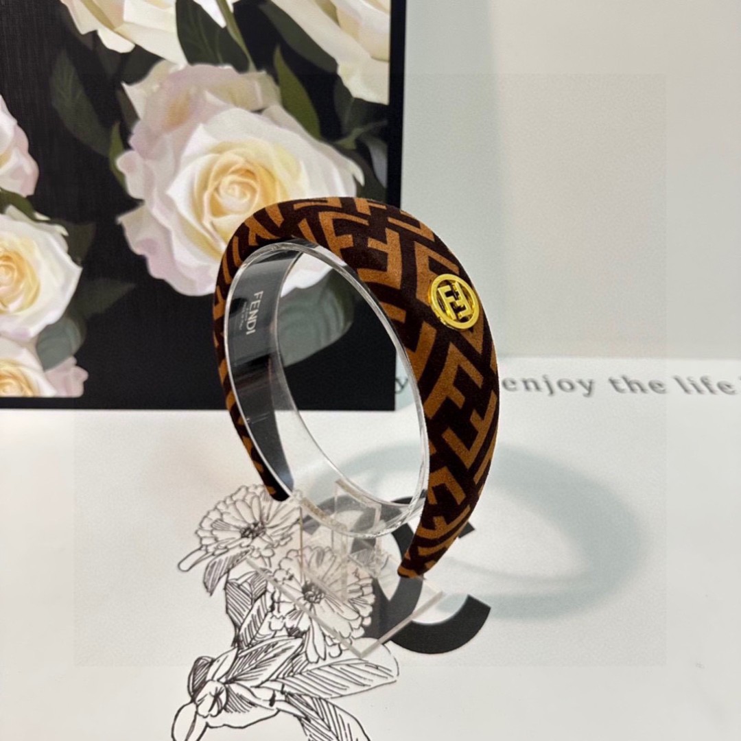  配专柜包装
FENDI（芬迪）最新FF发箍
小仙女快入手
特殊材质 不嘞头
可盐可甜～