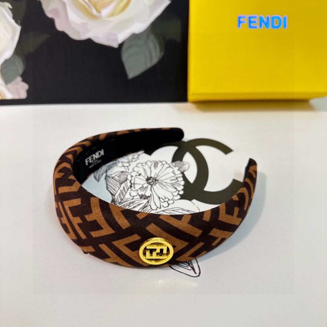 配专柜包装
FENDI（芬迪）最新FF发箍
小仙女快入手
特殊材质 不嘞头
可盐可甜～