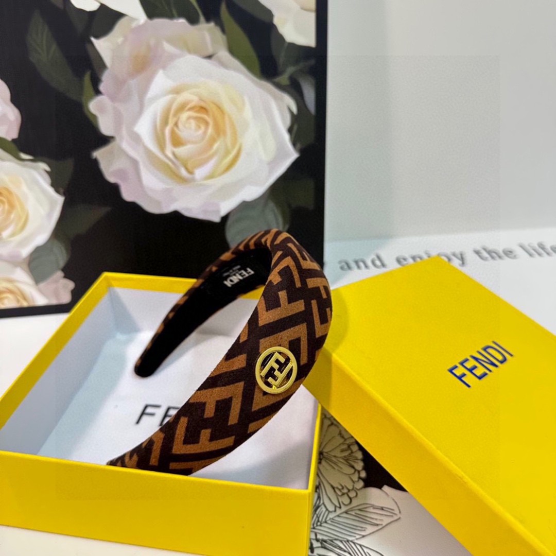  配专柜包装
FENDI（芬迪）最新FF发箍
小仙女快入手
特殊材质 不嘞头
可盐可甜～