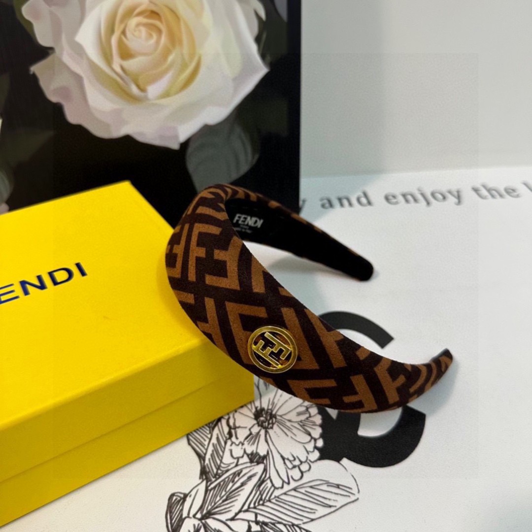  配专柜包装
FENDI（芬迪）最新FF发箍
小仙女快入手
特殊材质 不嘞头
可盐可甜～