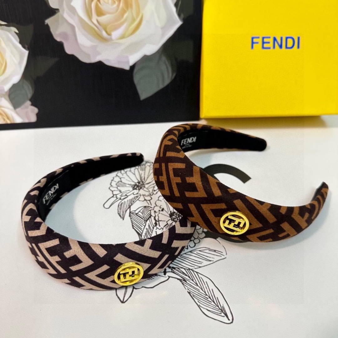  配专柜包装
FENDI（芬迪）最新FF发箍
小仙女快入手
特殊材质 不嘞头
可盐可甜～