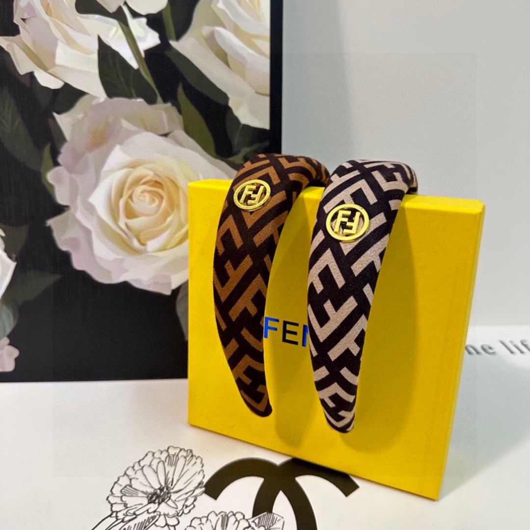  配专柜包装
FENDI（芬迪）最新FF发箍
小仙女快入手
特殊材质 不嘞头
可盐可甜～